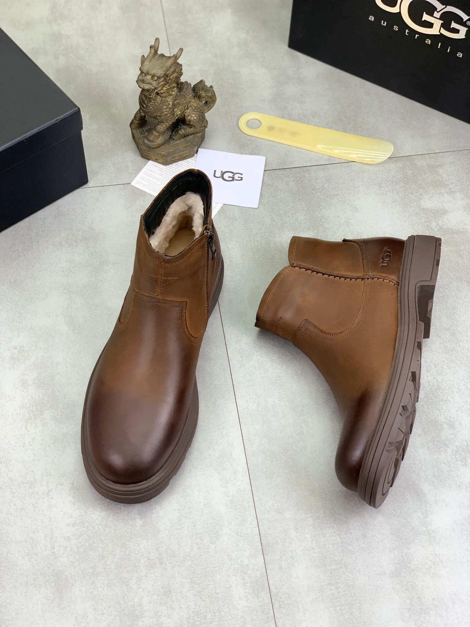 Factory price P640 💶[UGG] (full wool lining) Top-end high-quality fur integrated warm snow boots from Australia's warm luxury men's shoes brand, UGG-5877 official website synchronized, made of imported cowhide, carefully sewn...Imported rubber outsole (comfortable, soft, wear-resistant) The quality is really great...Exquisite workmanship, you can't put it down at first sight, code number: 39-44 Color: 3️⃣colors available